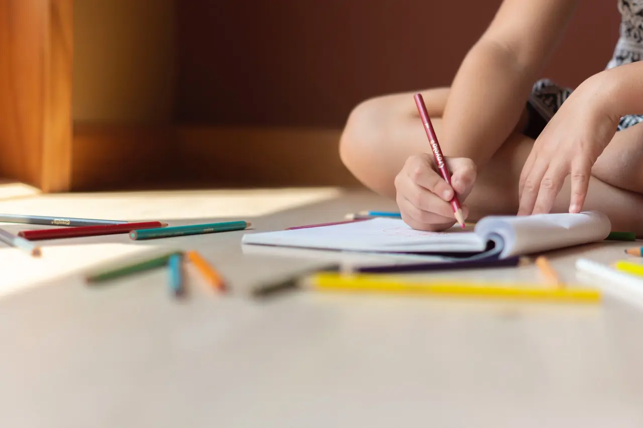 escritura de letras imprenta mayusculas de un niño con disgrafia - Cómo identificar a un alumno con disgrafía