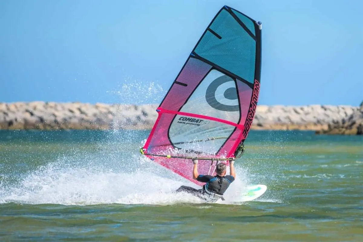 como se escribe windsurf en imprenta - Cómo se llama la persona que hace windsurf